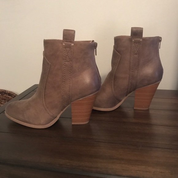 Fabulous tan booties! - Picture 2 of 5